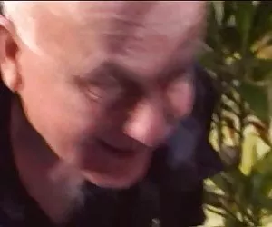 tipo folla perra rubia mientras su esposa muestra sus grandes tetas