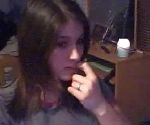 tetas grandes joven morena amateur jugando con sus tetas