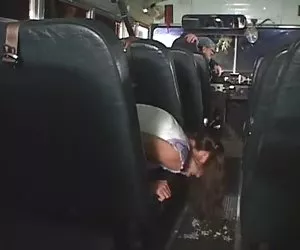 Linda teen con coletas es follada en un autobús escolar