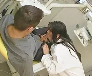 dando examen oral sexy morena dentista entonces cogida en la oficina