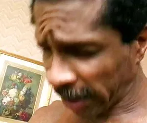 morena latina milf chupa valientemente a Sr. 18 pulgadas