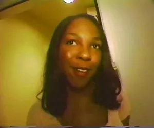 Linda amateur negro folla a viejo blanco en la sala de estar