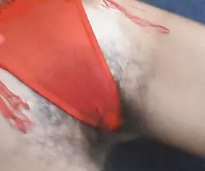 mujer peluda en un bikini rojo toma el culo