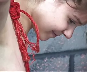 joven morena es amordazada, azotado y azotado en el sótano por maestro