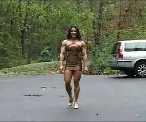 chica de músculo en un vestido ajustado