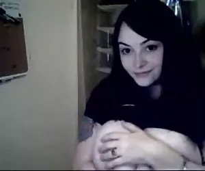 Morena amateur con una cara bonita juega con sus enormes tetas