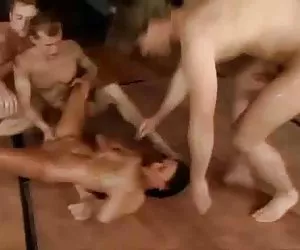 Bukkake y morena gangbang