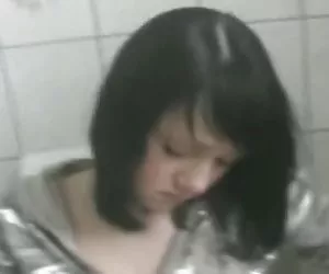 Amateur chica masturbarse en baño