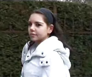 golpe adolescentes jóvenes suizos y cogida en la calle