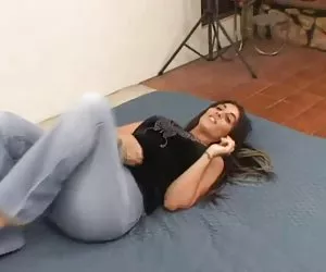 cutie grueso comienza período mientras dildoing