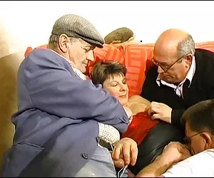 hombres maduros folla chica madura en fiesta orgía