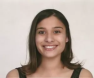 Morena inclina mientras exponiendo su culo caliente