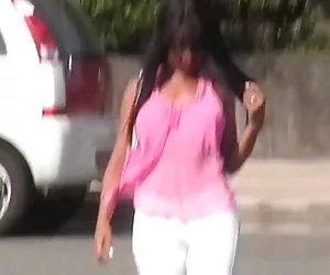 chica levanta botella de vino de su coño sobre un sofá