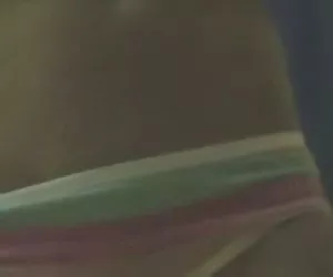 chica sexy atrapada cambiando en sala de bronceado