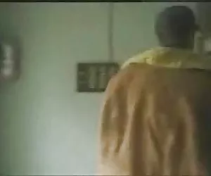 joven morena monta gallo viejo y conseguir una carga facial