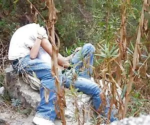 chica joven se la follan en la naturaleza