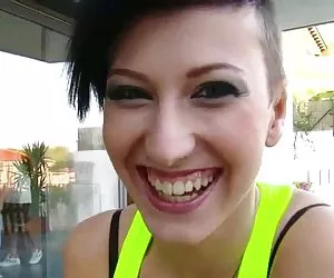 morena de pelo corto