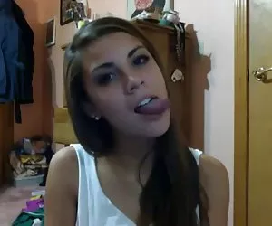 Morena adolescente caliente aficionado hace su baile de lengua