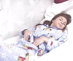 Linda teen inserta un consolador en su coño apretado