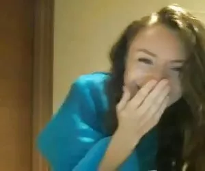 busted! modelo leva queda atrapado durante show