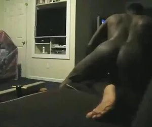 un hombre negro ruinas a una chica blanca