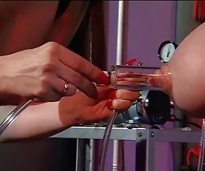 tetas grandes pelirroja y su amante en una sesión de bdsm