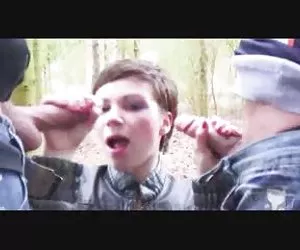 mamada al aire libre de chica de pelo corto