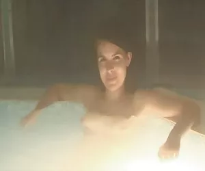 orgasmo en una piscina pública. -video