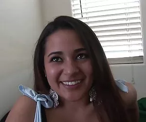 gordita morena con pelo largo en casa