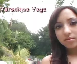 caliente poco Latina morena adolescente (veronique vega) en el piso y sofá.