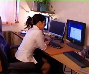 Marina horas extras en la oficina... f70