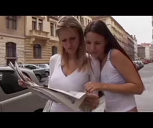 dos niñas, dos chicos divertirse juntos en la cama