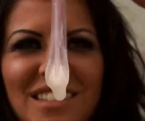Taryn beber semen de un condón