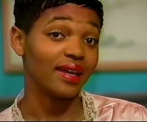 linda chica negra ama interracial polla blanco de peluche en su boca y coño