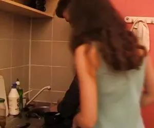 Papá y no a su hija follar en la cocina