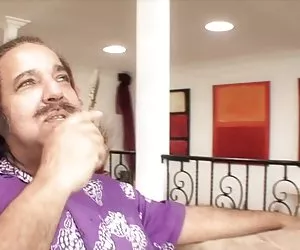 Ron jeremy le encanta follar a esta chica pelo oscura joven sexy con tetas alegres