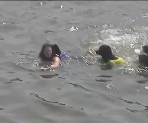 chicas locas con bronceado, mostrando sus cuerpos