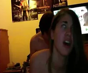 dulce adolescente doggied en casa. disfrutar de