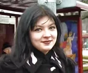 hermosa morena adolescente goza de mierda y facial